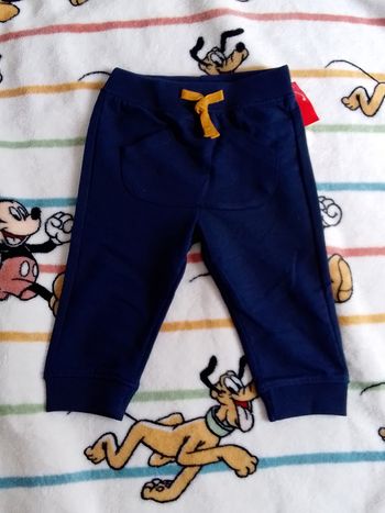 Pantalon 9 mois neuf avec étiquette