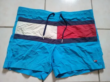 Short de bain Tommy Hilfiger bleu banc rouge taille M avec cordon
