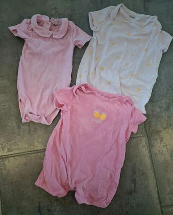 Lot bodie et barboteuse taille 6 mois
Vêtements été bébé fille