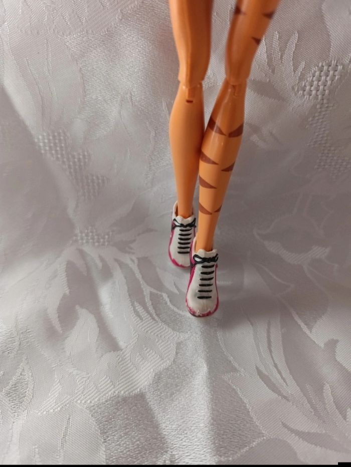 Toralei stripe fearleading pom-pom girl - photo numéro 3