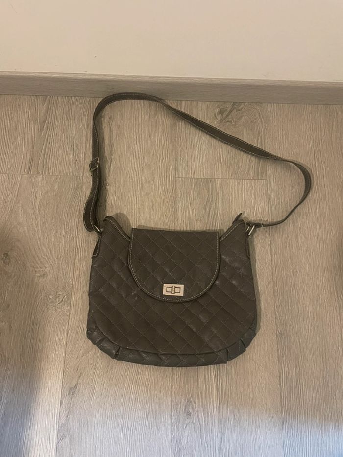 Sac à main à bandoulière gris effet matelassé hanse verni