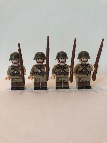 Figurine type lego 4 soldats 2ème guerre mondiale. Soldats
