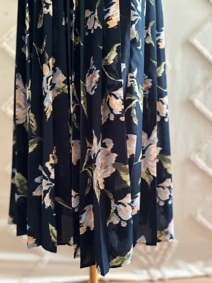 Jupe midi plissée fleurie bleu marine Cortefiel Iconico – taille S - photo numéro 3