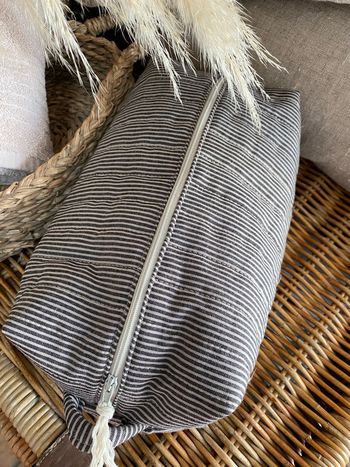 Grande trousse de toilette matelassée en gaze de coton gris à rayures beige taupe