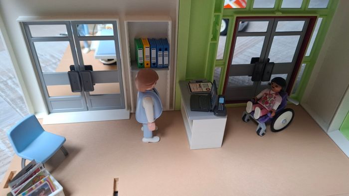 Hôpital Playmobil Complet - 2025 avec ambulance. - photo numéro 3