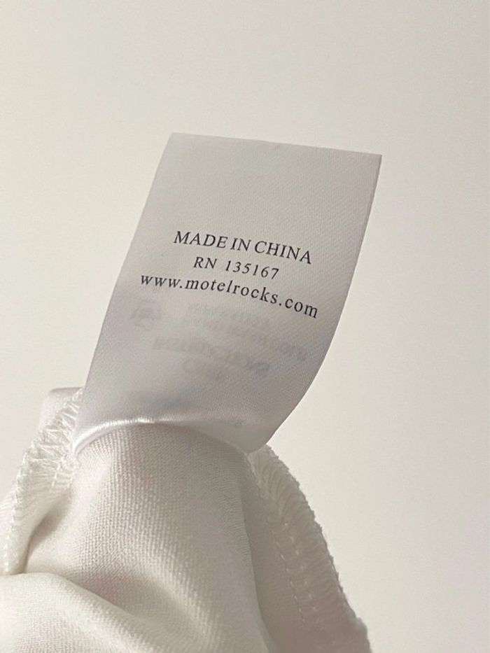Magnifique robe blanche de soirée ou cérémonie satinée marque Motel taille M - photo numéro 10
