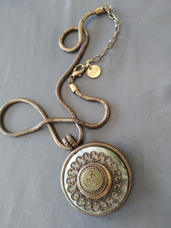 Collier médaillon