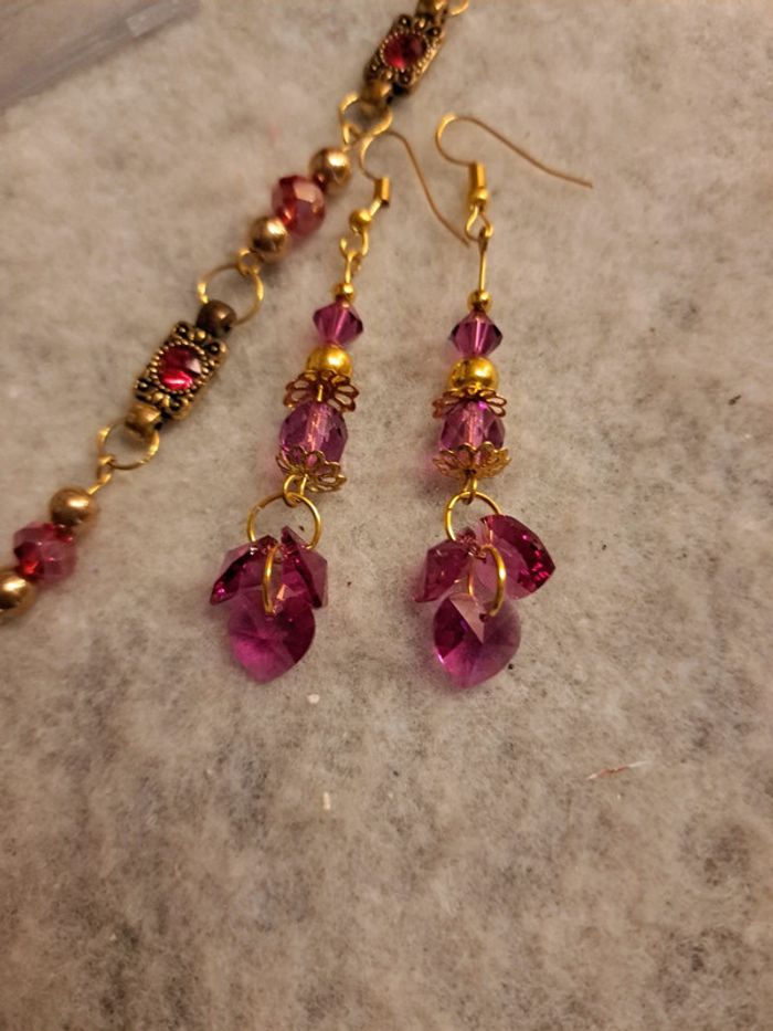 Bracelet rouge et doré avec boucles d'oreilles cœurs en verre rose - photo numéro 6