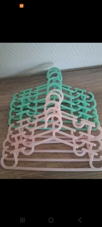 10 cintres en plastique