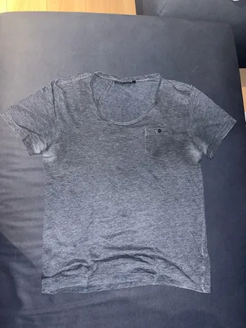 T-shirt col en V de chez WE taille M couleur bleu foncé