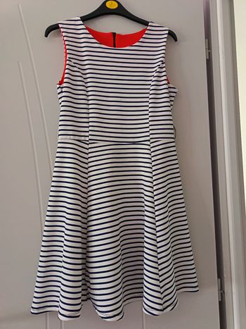 Robe marine blanche