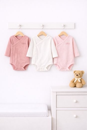 Lot de 3 body Cache cœur Obaibi  Motif floral Taille 9 mois  Très bon état                        #bébéfille  #bebegarcon #naissance #naissancegarcon #nourrisson #maternité #sacfemme #grossesse #ensemblebebe #prixnegociable #prixlots #chauffebiberon #évei