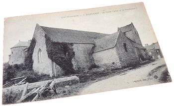 Carte postale ancienne Saint-Cast (Côtes d' Armor) La vieille Eglise et le Presbytère