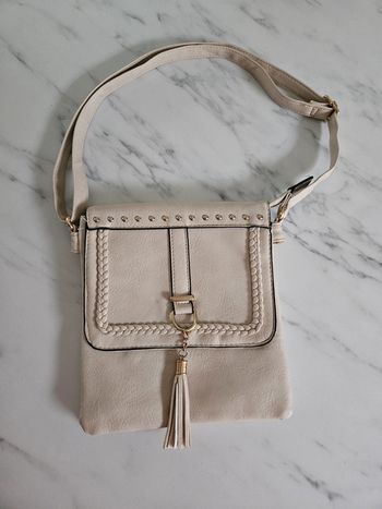 Sac bandoulière beige.