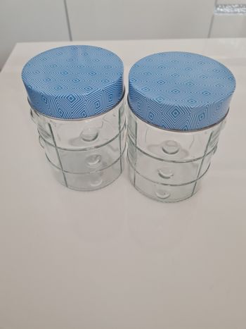 Deux bocaux en verre