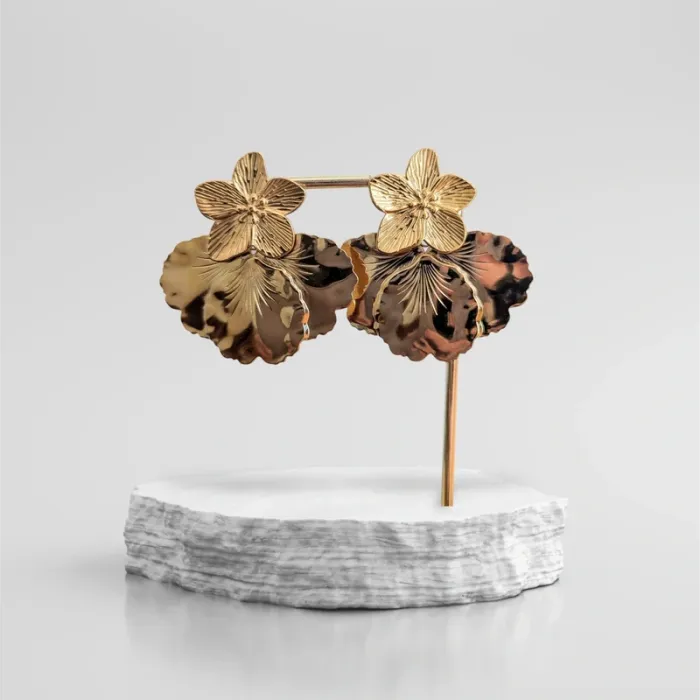 Boucles d oreilles pendantes inspiration Sezane fleurs dorées