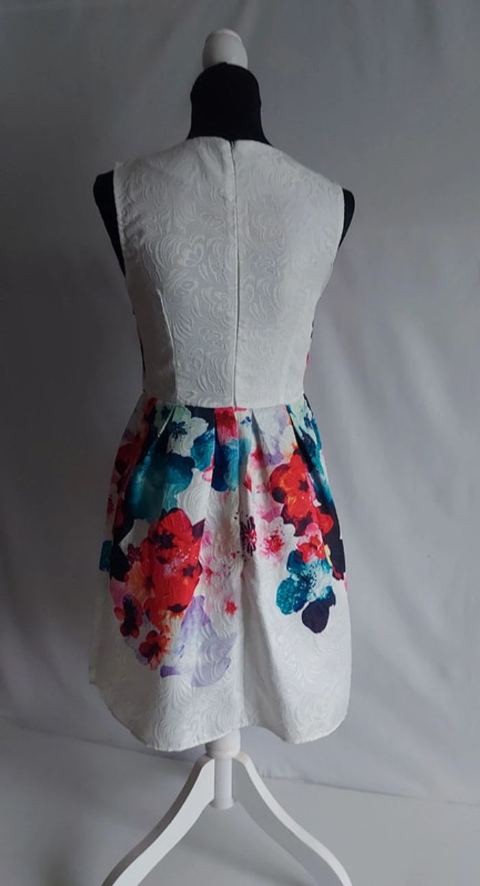 Robe style rétro vintage. Fleurie sans manche col rond taille 36 zippée à l'arrière - photo numéro 3