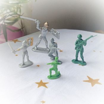 Petit soldat soldier chevalier knight 1995 lm Disney épée fusil argenté silver vert green gris grey
