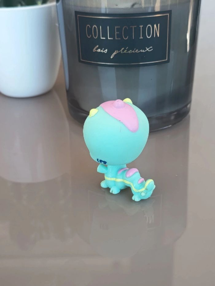 Littlest Pet Shop #1811
 Teal blue inchworm Caterpillar - photo numéro 2