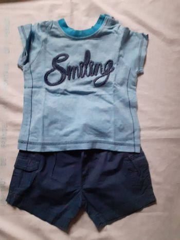 Ensemble tee shirt rayé bleu turquoise et short marine