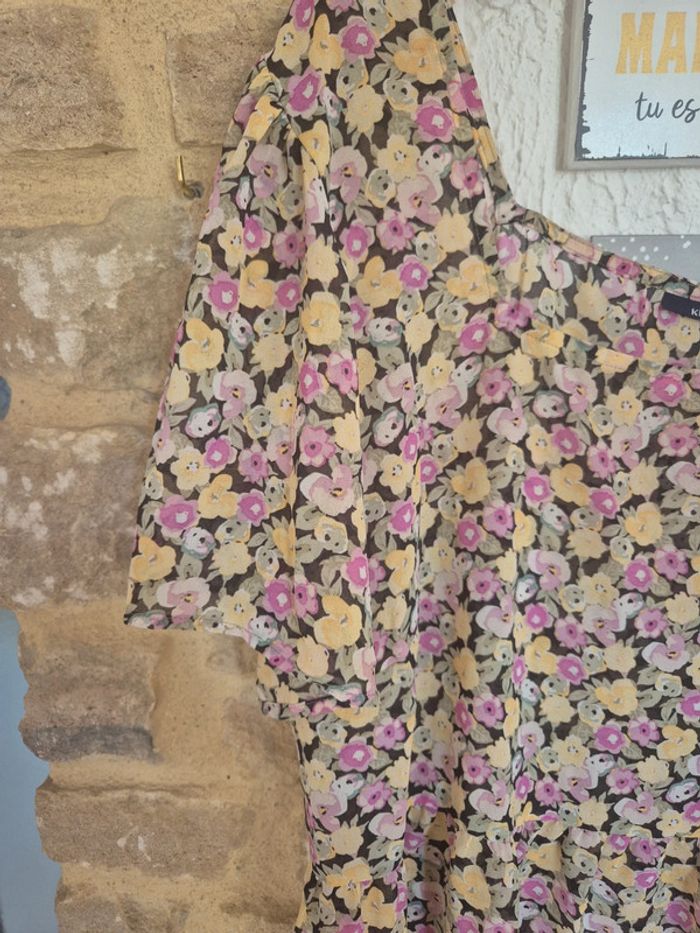 Joli haut péplum à fleurs légèrement transparente Kiabi taille 50/52 - photo numéro 2