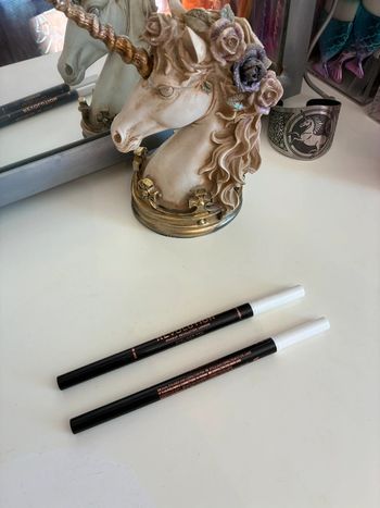 Lot de 2 eye-liners feutres avec correcteurs, 2 x 1,6 ml, Makeup Revolution.