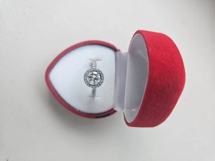 Écrin en forme de rose pour bague en velours rouge - photo numéro 4