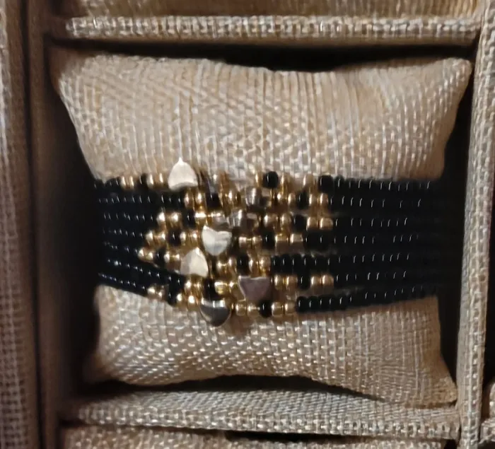 Bracelets de perles noires avec cœurs