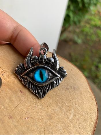 Pendentif oeil mortel acier