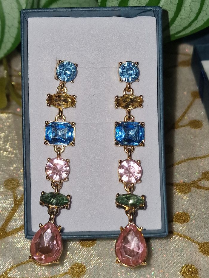 Boucles d'oreilles incrustées cristaux - photo numéro 2
