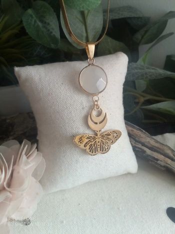 Collier papillon sphinx double lune et pierre opaline