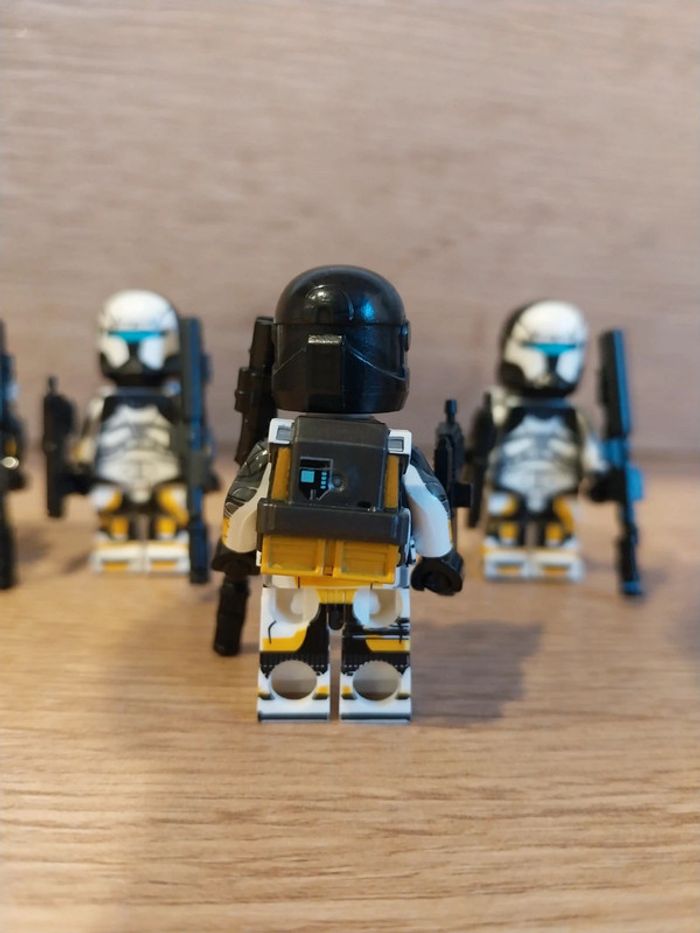 Figurines type lego 4 clones noir et blanc star wars - photo numéro 4