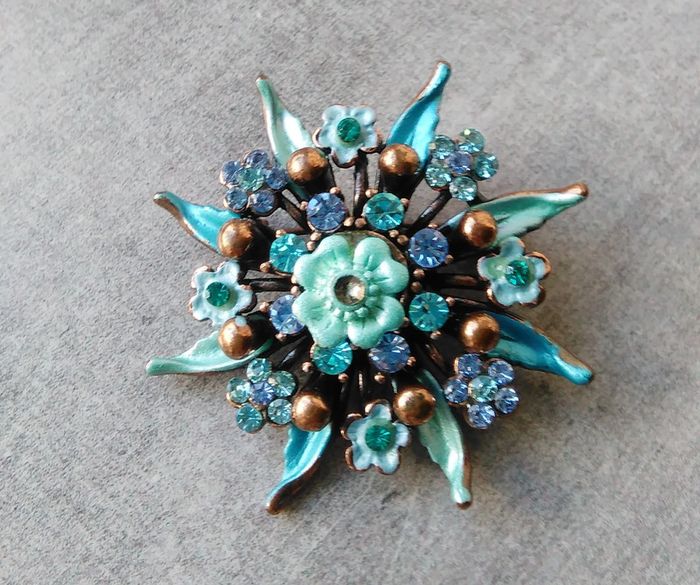 Broche métal bleu et cuivre