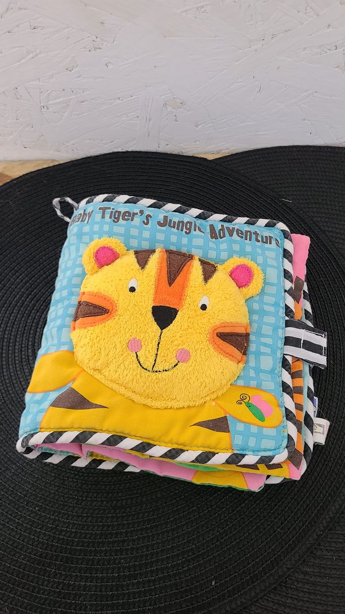 Livre d'activités pour bébé Baby Tiger's Jungle Adventure de Manhattan Toy