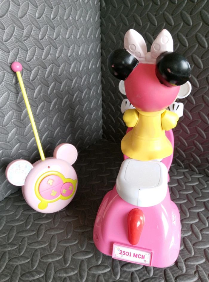 Minnie sur son scooter - photo numéro 4
