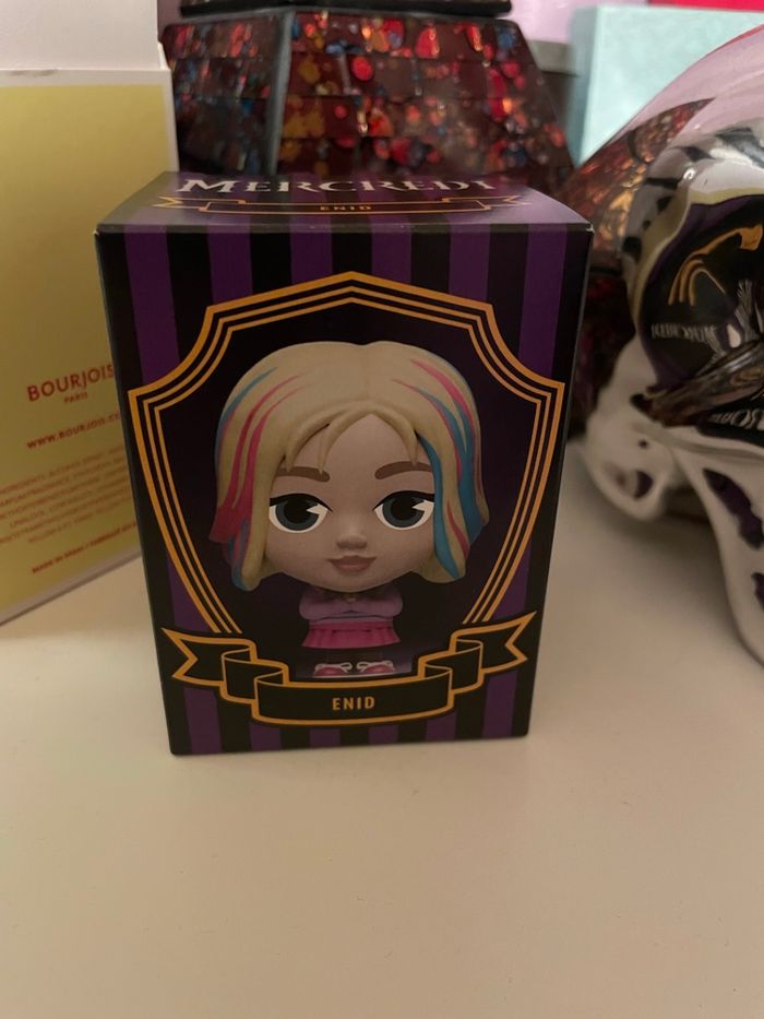 Figurine enid de mercredi