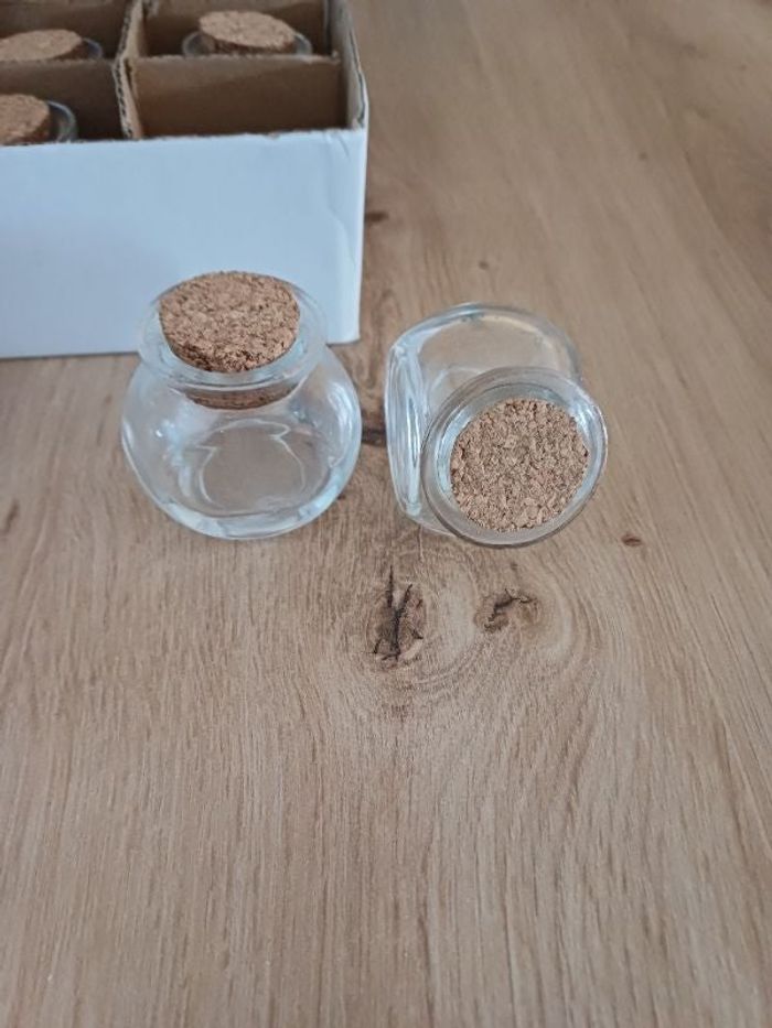 Petits contenants en verre avec bouchons en liège