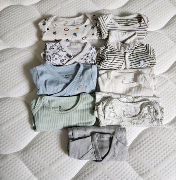 Lot de 9 bodies 1 mois
