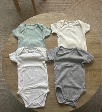 Lot de 4 bodies-taille 9 mois
