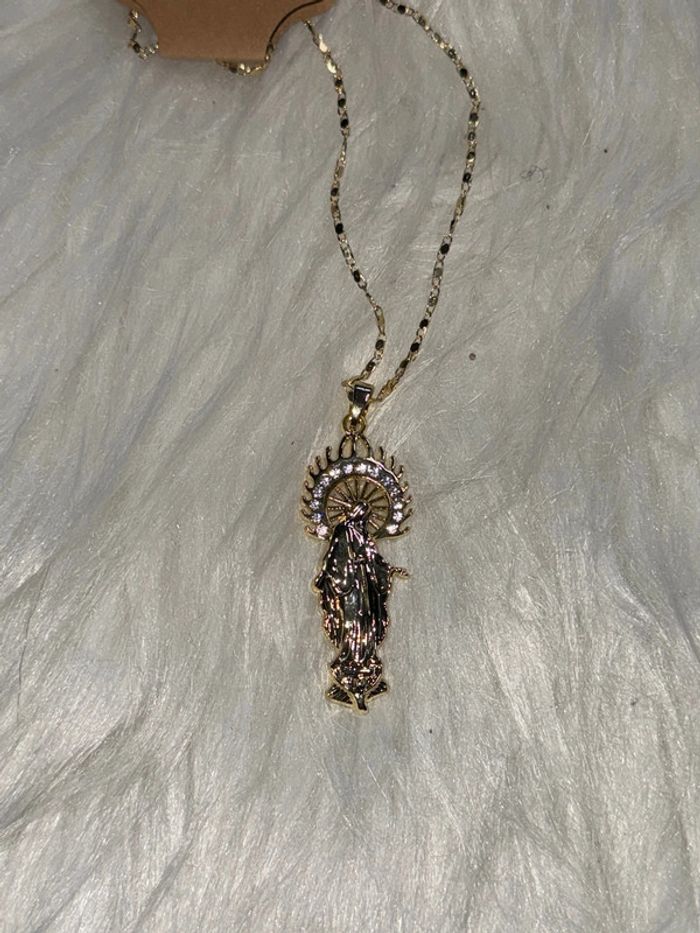 Collier pendentif vierge Marie