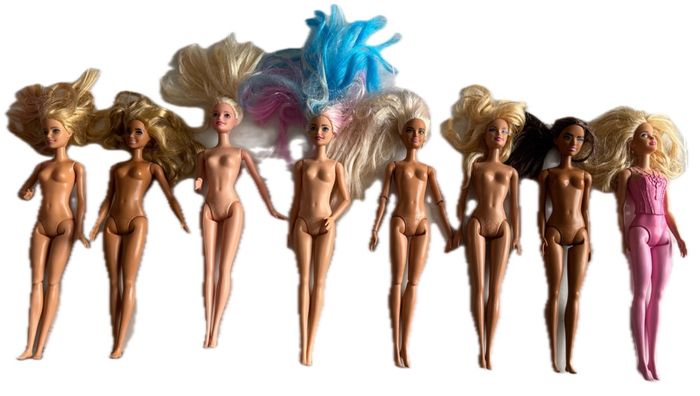 Lot de 8 barbies