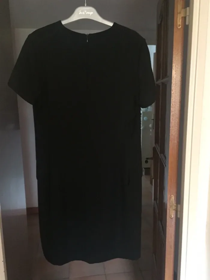 Robe noire sobre - photo numéro 3