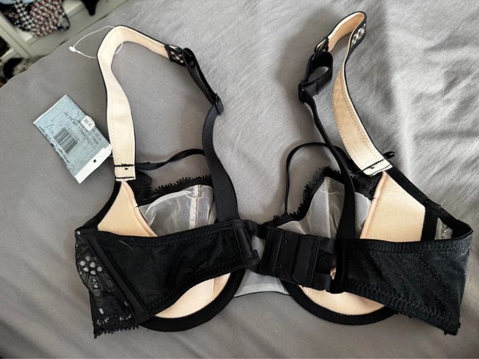 Soutien gorge rouge gorge - photo numéro 3