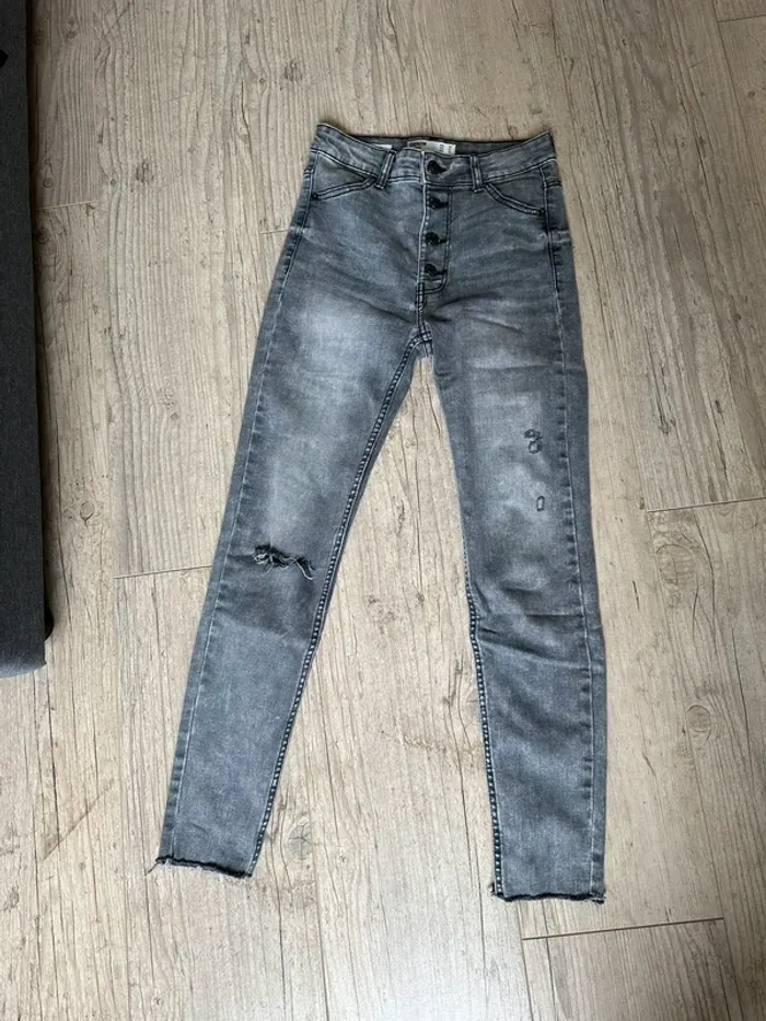 jeans skinny gris bershka troué à un genou - photo numéro 2
