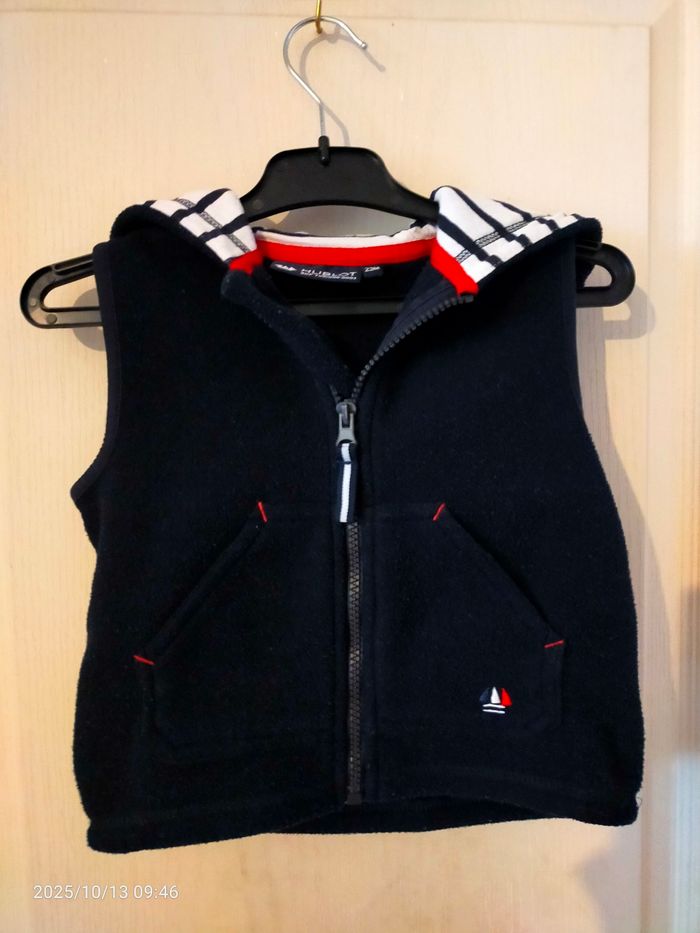 Gilet bleu foncé.Taille 23 mois
