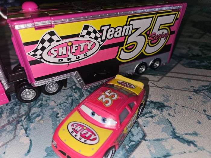 Disney Pixar Cars véhicule Camion Transporteur shifty drug 35 + voiture cars - photo numéro 2