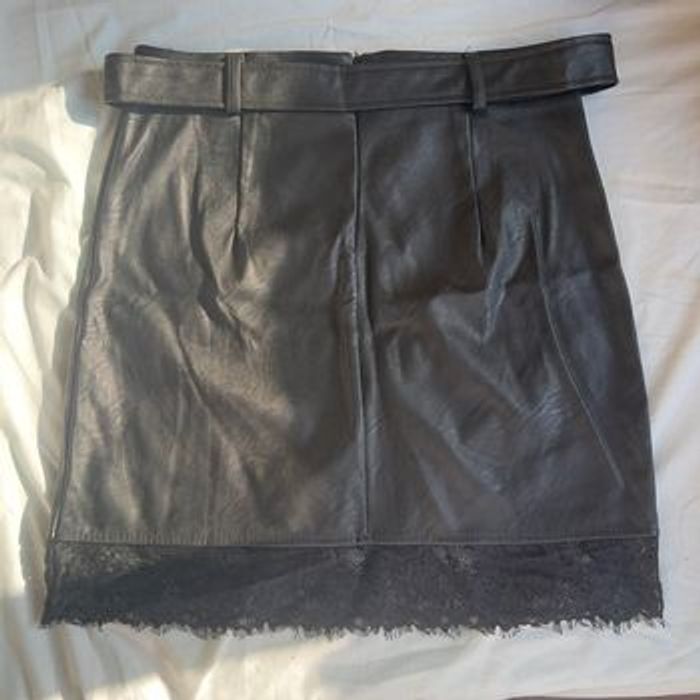 Jupe en simili cuir noir avec dentelle et ceinture - photo numéro 2