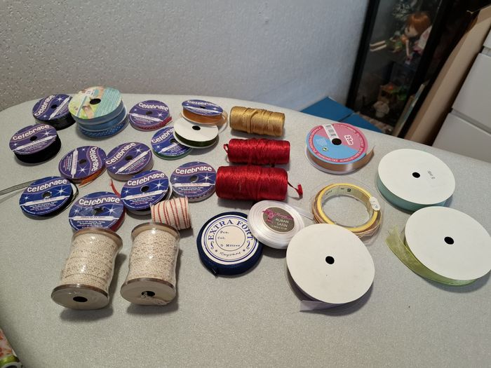 Gros lot de rubans divers neufs/occasion tissu, satin, dentelle pour couture, scrap, carterie