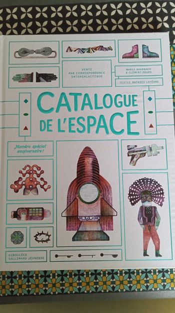 Livre sur espace avec dessins 