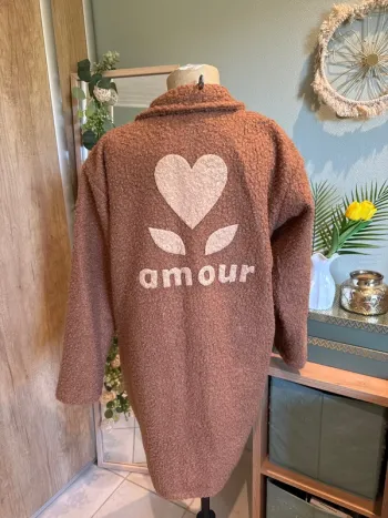 Manteau pilou pilou avec cœur et amour au dos femme